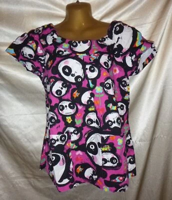 Blusa Médica Koi Kathy Peterson S Rosa Panda Osos Flores Estampado de Diseñador Foto 1 de 4