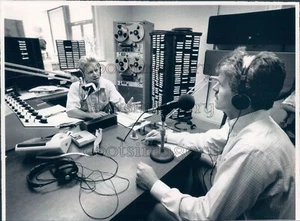 1989 Pressefoto Craig Hansen moderiert Real Talk Radio Show KMJ Fresno - Bild 1 von 2