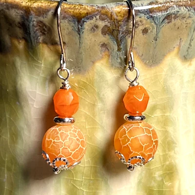 Pendientes colgantes apilados con cuentas craqueladas de vidrio naranja tono plata. S095 Foto 1 de 3