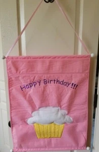 Feliz Cumpleaños Cupcake Suave Colgante de Pared con Varillas y Colgador 19.5" x 25.75" - Imagen 1 de 10