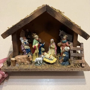 Presepe natalizio vintage ceramica legno credenza stalla mangiatoia statuine stazionarie - Foto 1 di 11