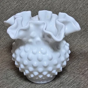 Milchglas Schuhnagel gekräuselte Vase weiß gekräuselter Rand kleiner Fuß Opal Dekor - Bild 1 von 5