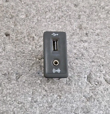 VOLKSWAGEN GOLF 7 2012-17 PRESA INGRESSO AUX USB 5G0035222C ORIGINALE - Image 1 of 4