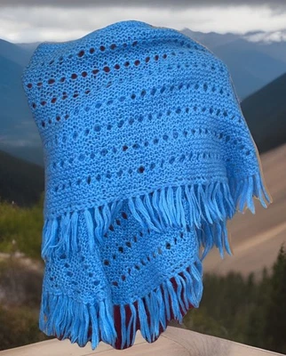 Mantón azul tejido hecho a mano de colección años 70 talla única para todos los flecos transparente 62x24 pulgadas Foto 1 de 4