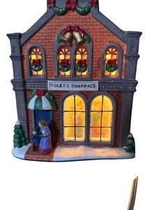 Casa iluminada Trim A Home Vintage Christmas Village Foleys farmacia - Imagen 1 de 9