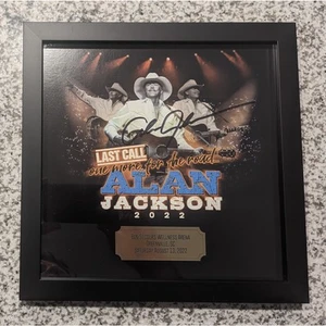 Foto enmarcada autografiada exclusiva de la gira final de Alan Jackson - Imagen 1 de 3