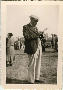 ALTES FOTO - VINTAGE SNAPSHOT -MANN ELEGANZ MODE MÜTZE TURFIST PROFIL - Bild 1 von 1