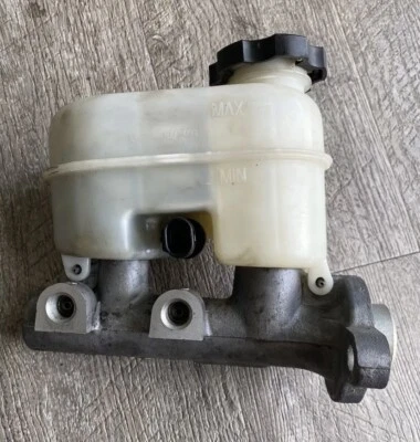 GMC Envoy Master Cylinder/ Resevior 4.2l 02-05 - Image 1 of 4