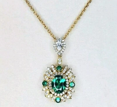 Colgante con halo de esmeralda sintética de corte ovalado de 3,8 quilates con cadena de oro de 14 quilates de más de 18 pulgadas Foto 1 de 4