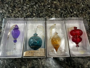 Lote de 4 adornos de vidrio grabado Hallmark Perfect Harmony 2002 - Imagen 1 de 7