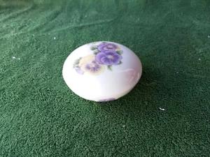 Caja de porcelana con tapa flores hecha en China 2,5" x 1" - Imagen 1 de 3