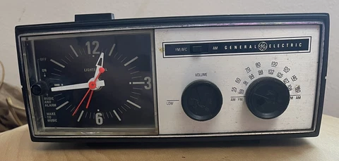 Vintage GE Walnut Grain AM/FM Electric Alarm Clock Radio Model C4506F Works! EUC Cover