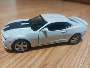 Kinsmart 2014 Chevrolet Camaro 1:38 Kinsmart Diecast Auto weiß - Bild 1 von 4