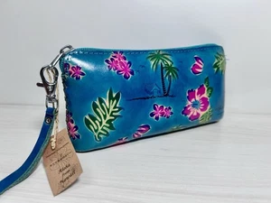 Handgefertigte blaue Lederhandgelenktasche Aloha aus Hawaii mit Hisbicus & Palme Design - Bild 1 von 17
