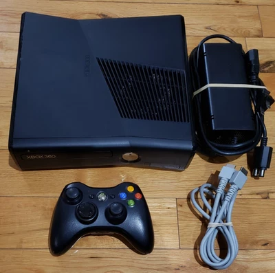 Consola Xbox 360 S Slim Bundle 1439 4 GB + Paquete de disco duro de 320 GB, controlador, PROBADO Foto 1 de 4
