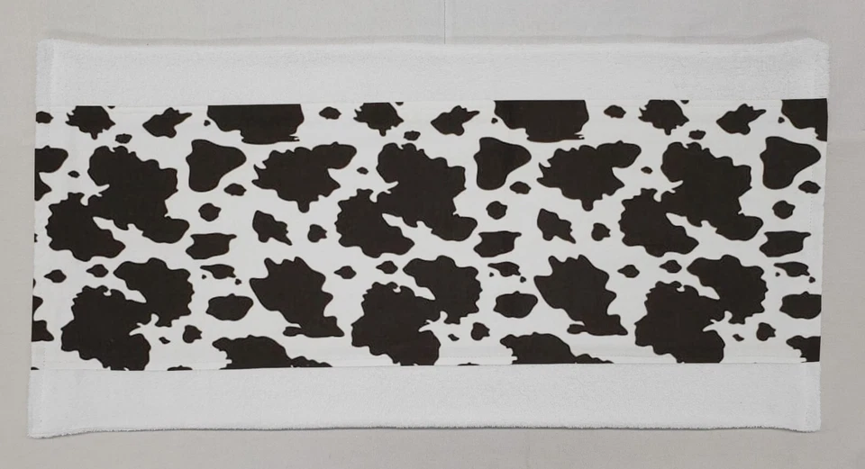 Alfombra de baño de felpa con manchas de vaca blanca y negra Foto 1 de 1