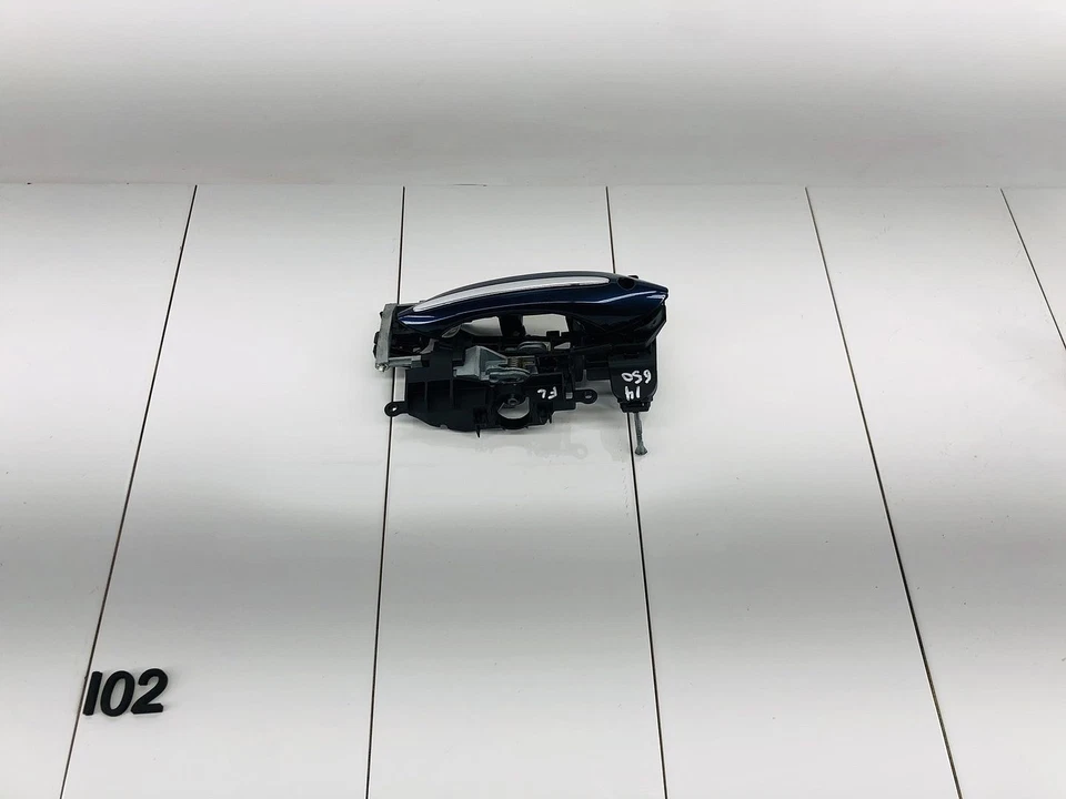 12-18 BMW 650I XDRIVE LEFT SIDE EXTERIOR DOOR HANDLE TIEFSEEBLAU METALLIC OEM - Image 1 of 4