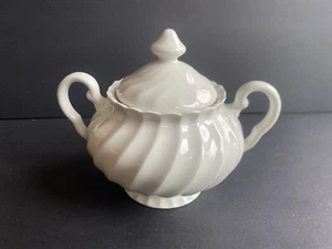 Johnson bros Regency Ironstone Lidded Sugar Bowl Swirl Ribbed White - Bild 1 von 5