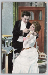 Postkarte mit geteilter Rücken Romantik Liebhaber Paar umarmt um 1900 SL und Gesellschaft - Bild 1 von 2