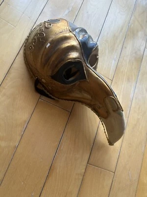 Máscara de pájaro veneciano: hoja de oro con tonos azules, rosas y notas musicales. Borde dorado Foto 1 de 4