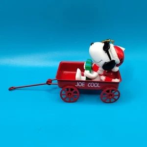 Peanuts Snoopy Joe cooler roter Wagen Weihnachtsschmuck - Bild 1 von 12