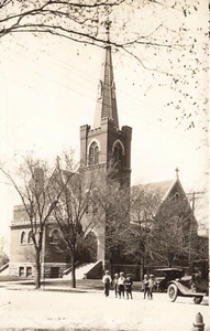 DE COLECCIÓN WELLS MN RPPC FOTO REAL POSTAL NIÑOS FRENTE A LA IGLESIA 021022 R - Imagen 1 de 2