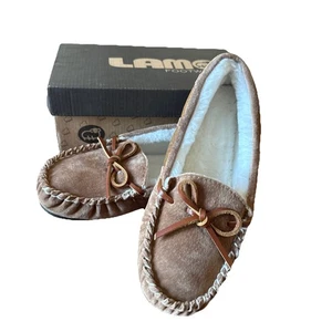 Mocassino Lamo Britain Moc II pelle scamosciata foderata pelliccia sintetica castagno donna 8 nuovo - Foto 1 di 11