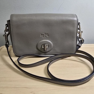 Bolso Bandolera Coach 32261 Bleecker Penny Cuero Gris Solapa Turnlock  Foto 1 de 4