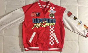 Disney Pixar Cars Lightning McQueen Racing Varsity Bomberjacke Größe MED Neu ohne Etikett - Bild 1 von 7