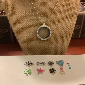 Clear Rhinestone/Silvertone Living Locket w/15” Chain & (11) Disney Charms~NICE~ - Picture 1 of 5