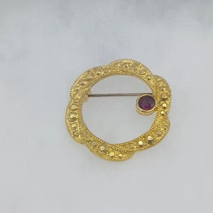 Vintage Wreath Textured Circle Brooch Gold-tone Pin Faux Garnet Red Rhinestone - Picture 1 of 6