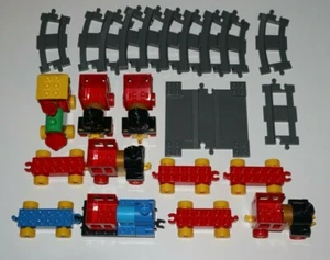 Lego DUPLO ® Lot 6 Locomotive + 18 Pièces Train Rail Wagon - Foto 1 di 1