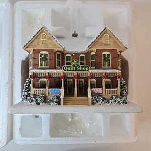 Trapunta Thomas Kinkade Hawthorne Village John Deere negozio casa  - Foto 1 di 3