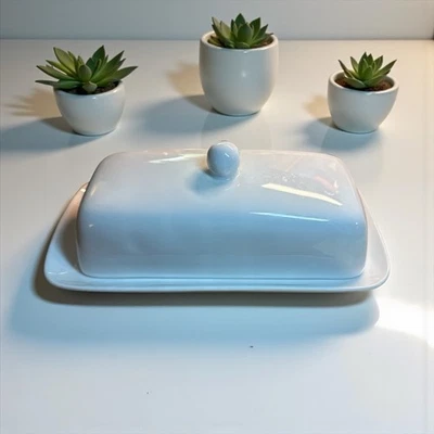 Plato de mantequilla cubierto Better Homes & Gardens color blanco liso 8,25" de longitud Foto 1 de 4