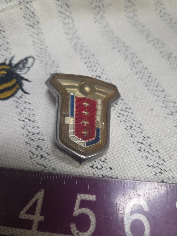 51 1951 Mercury Monterey emblema de plástico con escudo de puerta delantera Foto 1 de 4