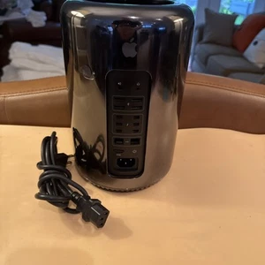 Apple Mac Pro 2013 ungetestet Powers On - Bild 1 von 9