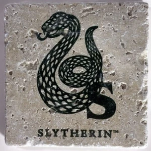 Montaña rusa de piedra Universal Studios Harry Potter SLYTHERIN con fondo de corcho NUEVA - Imagen 1 de 2
