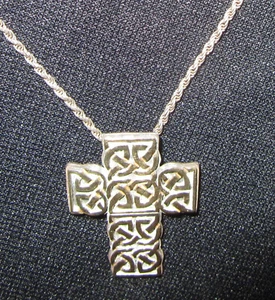 HELEN CHANTLER SIGNED  CELTIC CROSS 18K & 925 W/25" 925 CHAIN, REFLECTIVE IMAGES - Picture 1 of 4