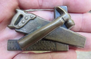 De colección HERRAMIENTAS Hebilla de Cinturón 1979 Carpintero 3D Manitas Sierra Martillo BTS Latón RARO EN MUY BUENA CONDICIÓN+ - Imagen 1 de 4