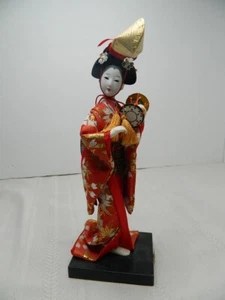 Muñeca geisha japonesa de porcelana con tambor y kimono floral de seda 10" H sobre soporte - Imagen 1 de 9