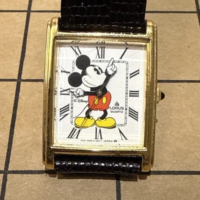 NECESITA BATERÍA Reloj Mickey Mouse Vintage Disney X Lorus por Seiko Estilo Tanque - Imagen 1 de 4