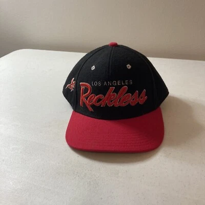 Sombrero imprudente con correa ajustable negro/rojo Foto 1 de 4