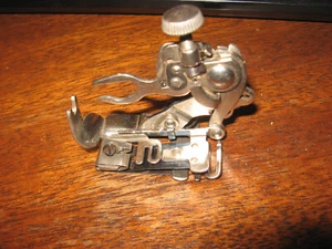Rare Vintage Singer Sewing Machine Back Clamp Ruffler Attachment Foot - Bild 1 von 7