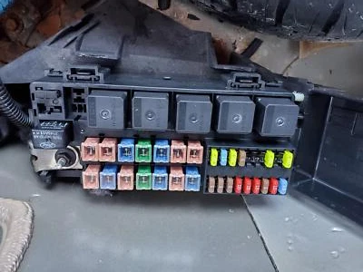 Caja de fusibles montada en el maletero Lincoln LS 2006 Foto 1 de 4