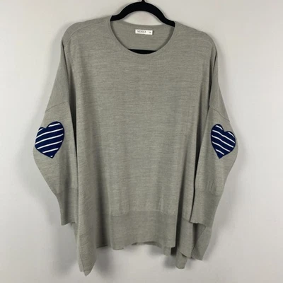 Suéter Pullover MERSEA The Amour Talla Única Gris Con Parche Corazón Azul Marino Foto 1 de 4