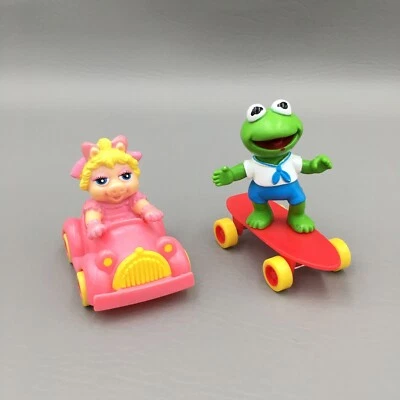McDonalds Muppet Bebés Figuras Happy Meal Juguetes Kermit Miss Piggy Coche Monopatín Foto 1 de 4