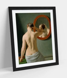 UNA DONNA NUDA CHE SI FA I CAPELLI DAVANTI A UNO SPECCHIO - POSTER ARTE DA PARETE INCORNICIATO STAMPA SU CARTA - Foto 1 di 11