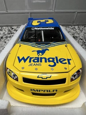 🟨🟦 DALE EARNHARDT JR CHEVY DEALERS EXCLUSIVE WRANGLER 2010 1/24 CHEVY IMPALA - Image 1 of 4