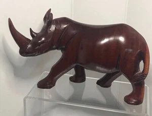 Scultura corno lungo intagliato a mano legno rosso rinoceronte 7" x 4" x 3" non marcata, buone condizioni - Foto 1 di 4