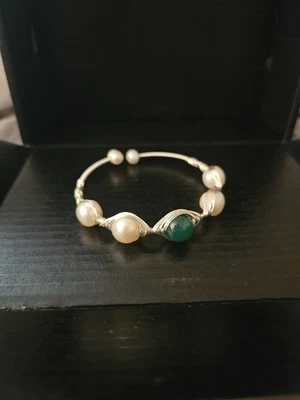 Brazalete de cuentas de vidrio blanco perlado y verde hecho con alambre de cobre color plata Foto 1 de 4
